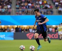 Lionel Messi dribbling the ball in preseason match.